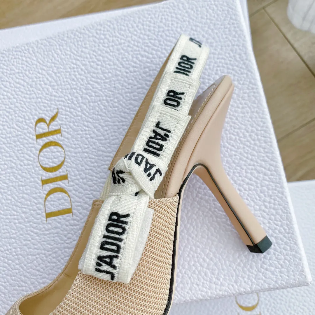 👟👟Ex-factory price 440👟👟 Developed one-to-one from the original version, 👠👠✨ ✨Dior’s popular sandals are new🔥 🔥 The same style as the most popular internet celebrities and celebrities of the year💁 💁. Imported fabric, lining and feet are made of calfskin lining🐑. Original molded heel, heel height 10Cm 6.5cm💘 Original molded metal outsole with five-pointed star LOGO mark✨. Original bow, 💅 Italian leather outsole. 👄💋 Full set of packaging (bags, cards, invoices, one-to-one wrapping paper) 34 40 41 customized